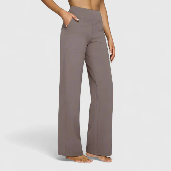 Pantalons élégants Danoir Paris Ame en taupe, design sophistiqué et coupe flatteuse, visible sur l’image.