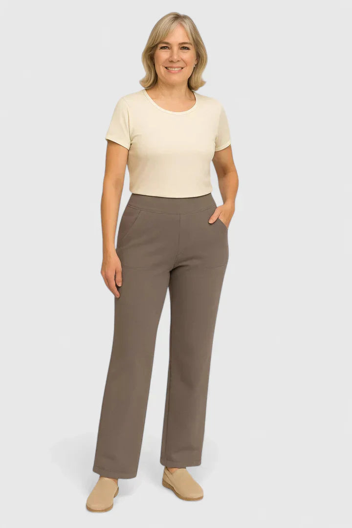 Pantalons élégants Danoir Paris Ame en taupe, coupe moderne, tissu fluide, vue de face.