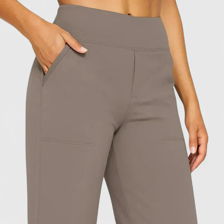 Pantalons élégants Danoir Paris Ame en tissu taupe, coupe sophistiquée, porté sur un mannequin.