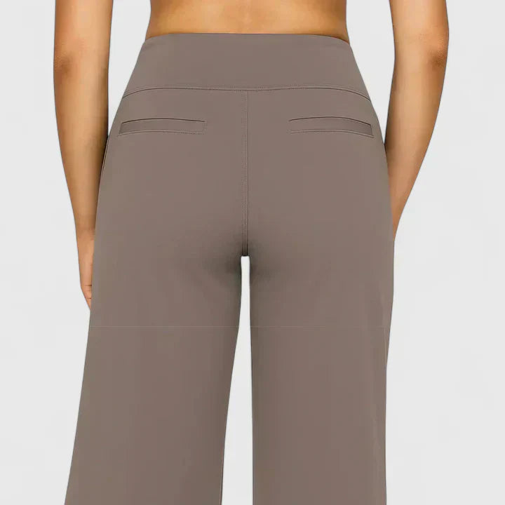 Pantalons élégants taupe Danoir Paris, vue de face, tissu fluide et coupe sophistiquée, style moderne et chic.