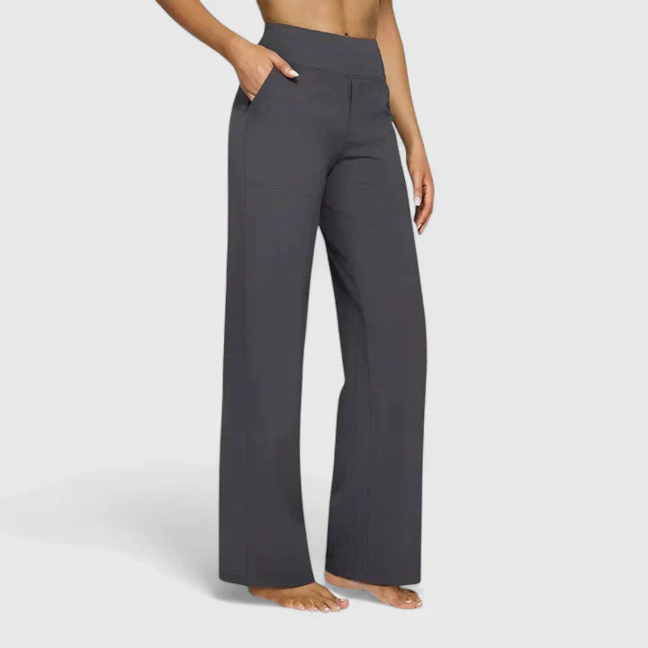 Pantalons élégants Danoir Paris Ame en taupe, coupe moderne, tissu fluide et confortable, visible en gros plan.