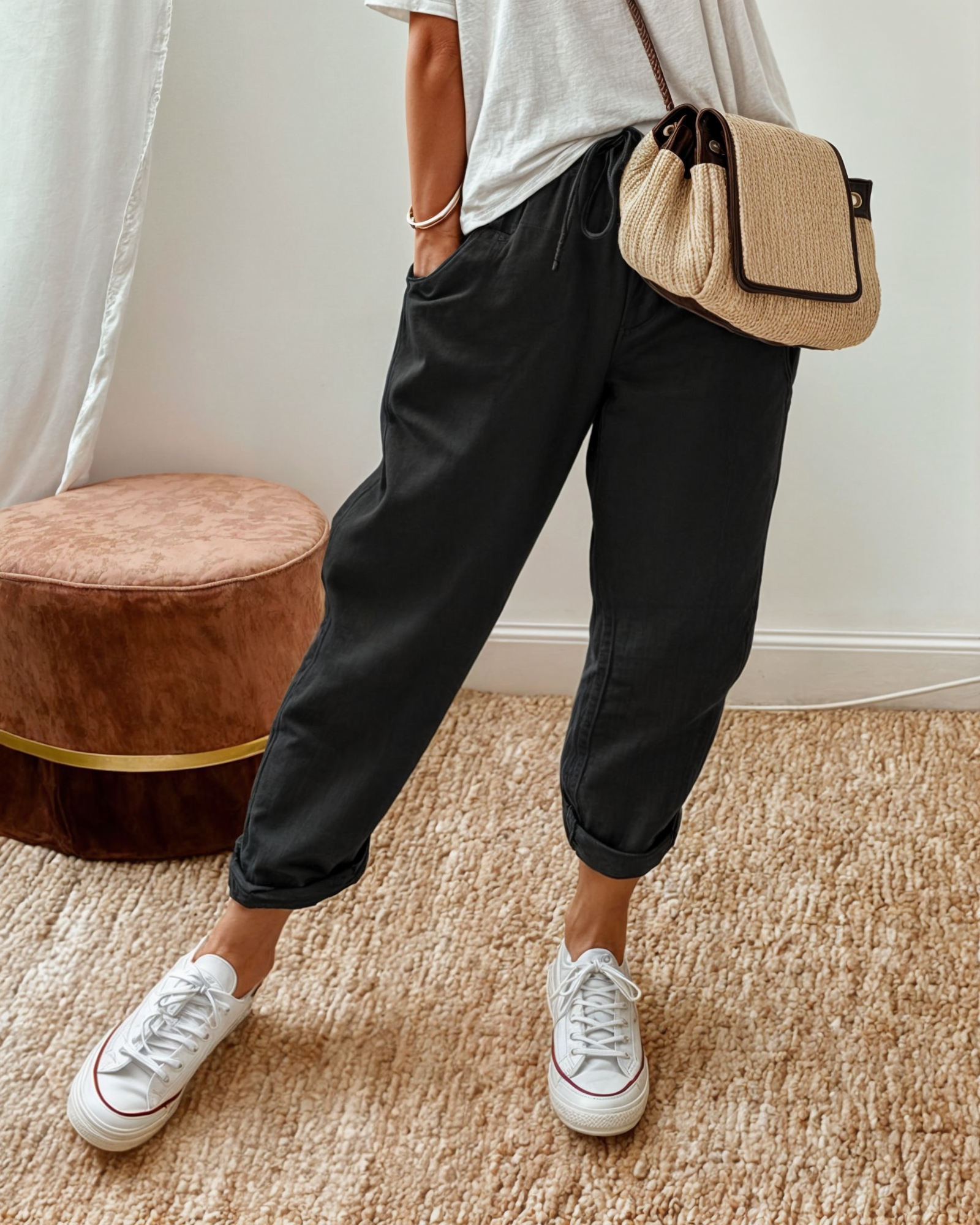 Pantalon beige Danoir Paris Rosa, pantalon chic et confortable en tissu léger, porté avec un haut élégant.