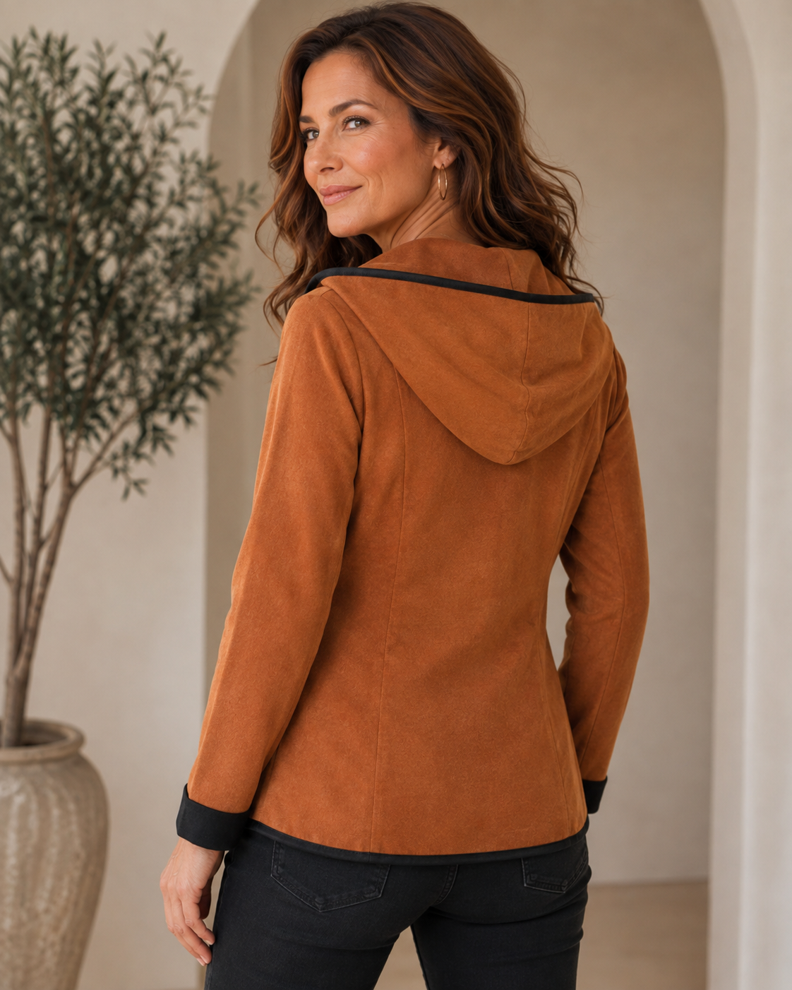 Pantalon marron Danoir Paris, style élégant, avec poches et coupe ajustée, porté avec une veste à capuche Emilia.