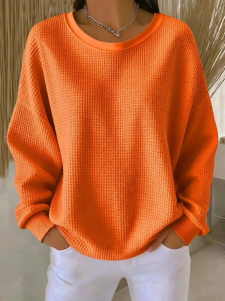 Pull classique LUCILLE de Danoir Paris en rose, en laine douce, avec col rond et manches longues, porté sur un mannequin.