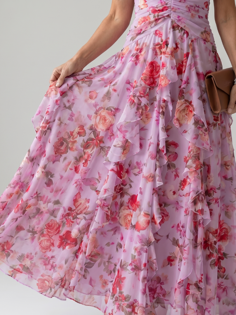 Robe longue florale rose Danoir Paris avec col halter, corsage froncé et silhouette élégante.