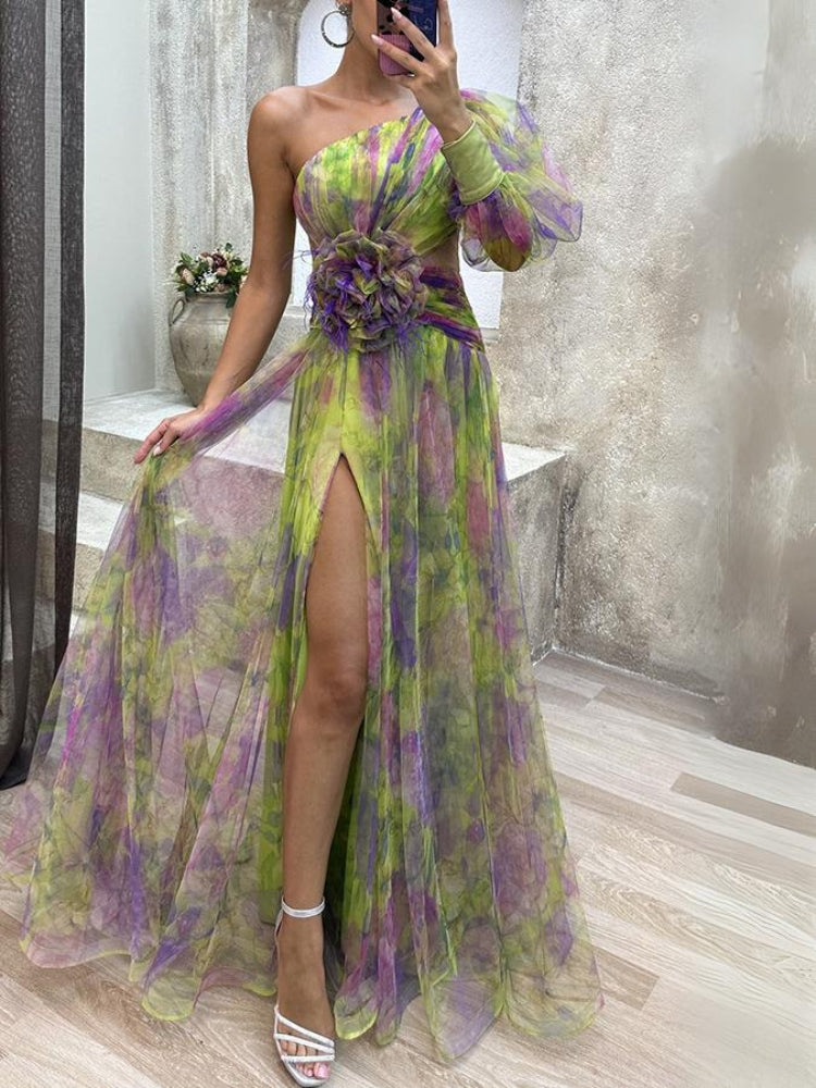 Robe florale asymétrique Kayla de Danoir Paris, en tissu violet avec motif floral, portée sur mannequin.