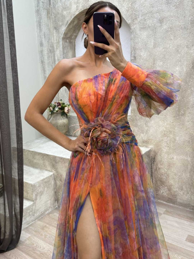 Robe florale asymétrique Kayla de Danoir Paris en tissu violet avec détails élégants et coupe moderne.