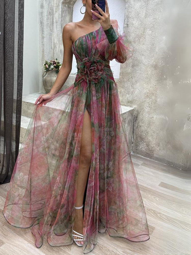 Robe florale asymétrique Kayla de Danoir Paris en tissu violet, avec design élégant et coupe moderne.