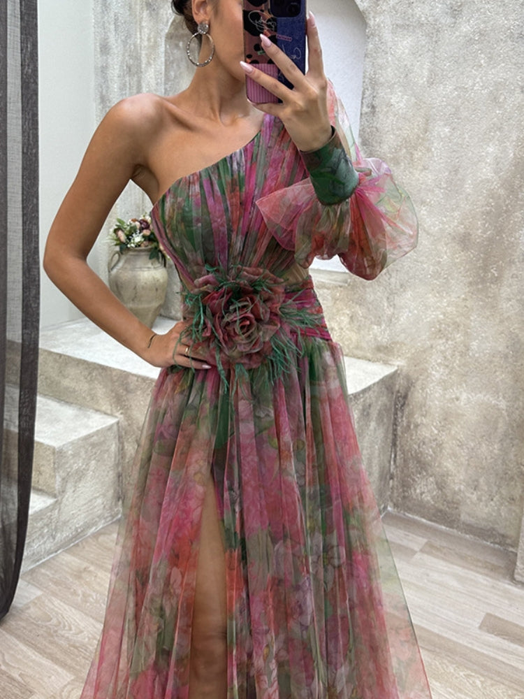 Robe florale asymétrique Kayla de Danoir Paris en violet, vue de face, avec motif floral élégant et coupe moderne.