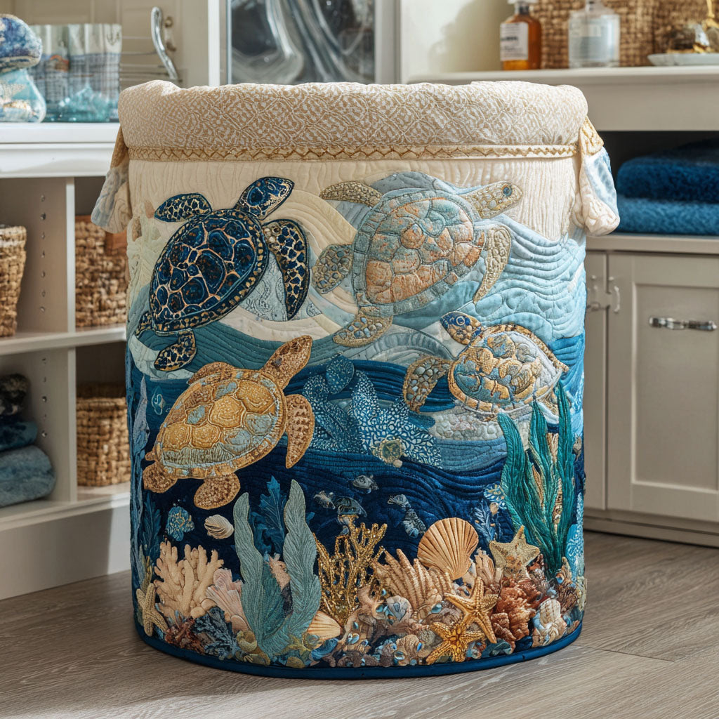 Panier à linge matelassé Shell Shine de Danoir Paris, petit panier de lessive en tissu rembourré avec motif coquillage.