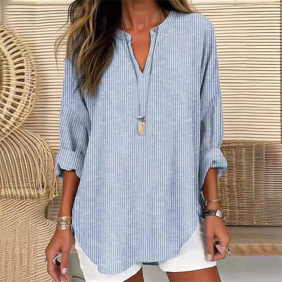 Blouse décontractée élégante Nina de Danoir Paris avec rayures bleues, vue de face sur un fond neutre.