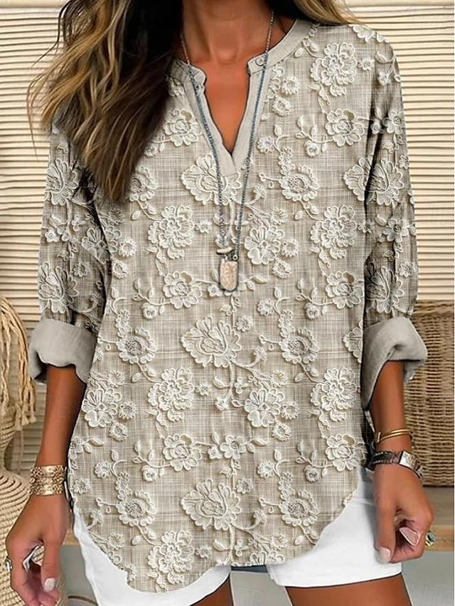 Blouse décontractée élégante Nina de Danoir Paris avec rayures bleues, portée sur un fond neutre.