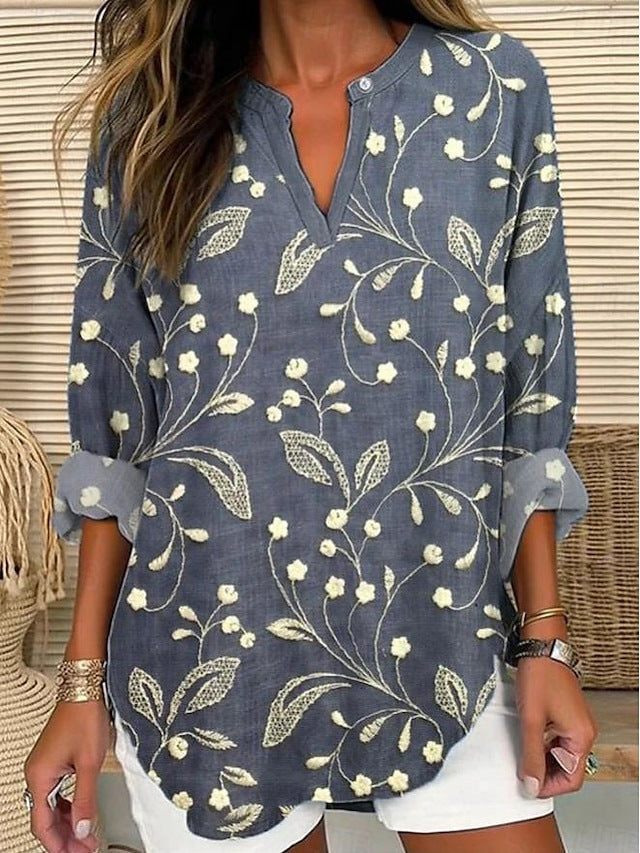Blouse décontractée élégante Nina de Danoir Paris avec rayures bleues, portée décontractée et style sophistiqué.