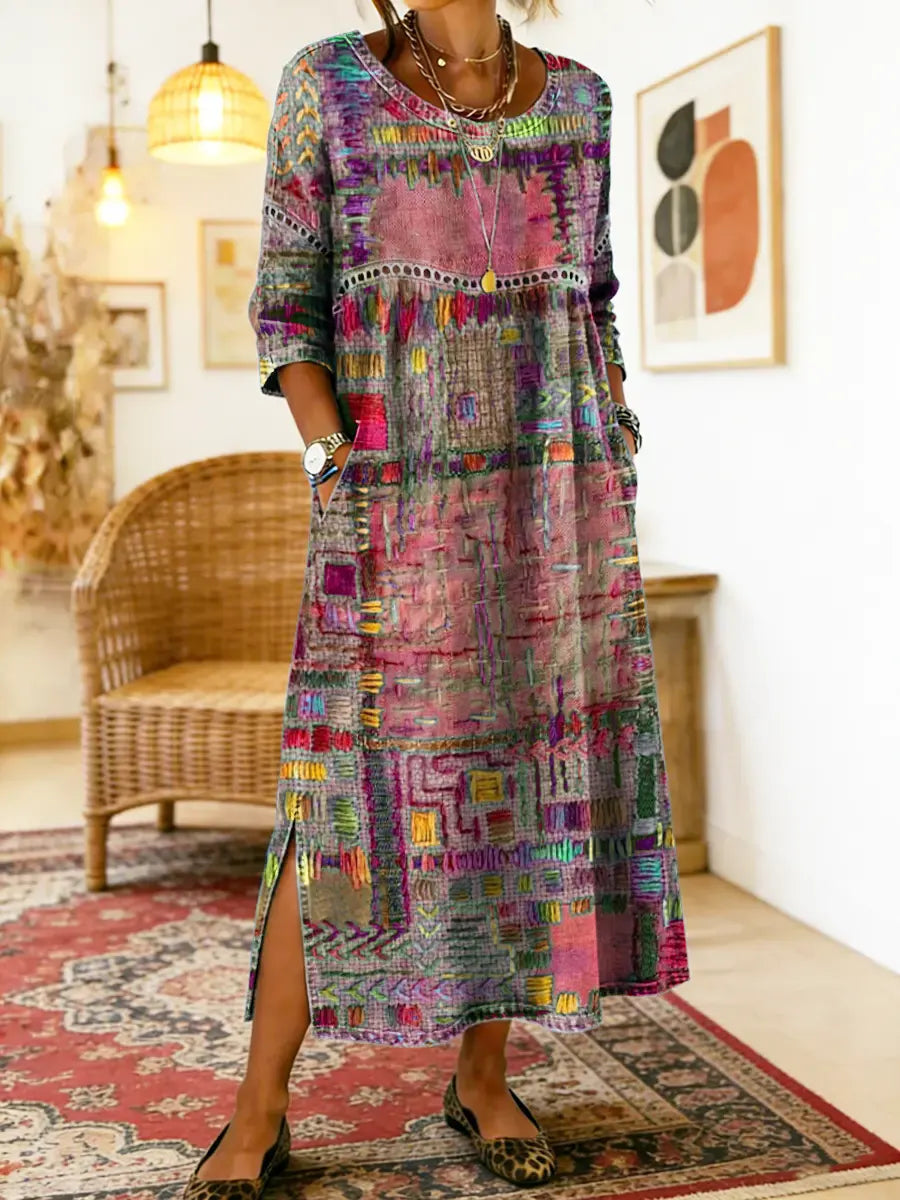 Robe imprimée Manuela de Danoir Paris avec patchwork ethnique, tissu coloré et détails élégants, portée dans un style bohème.