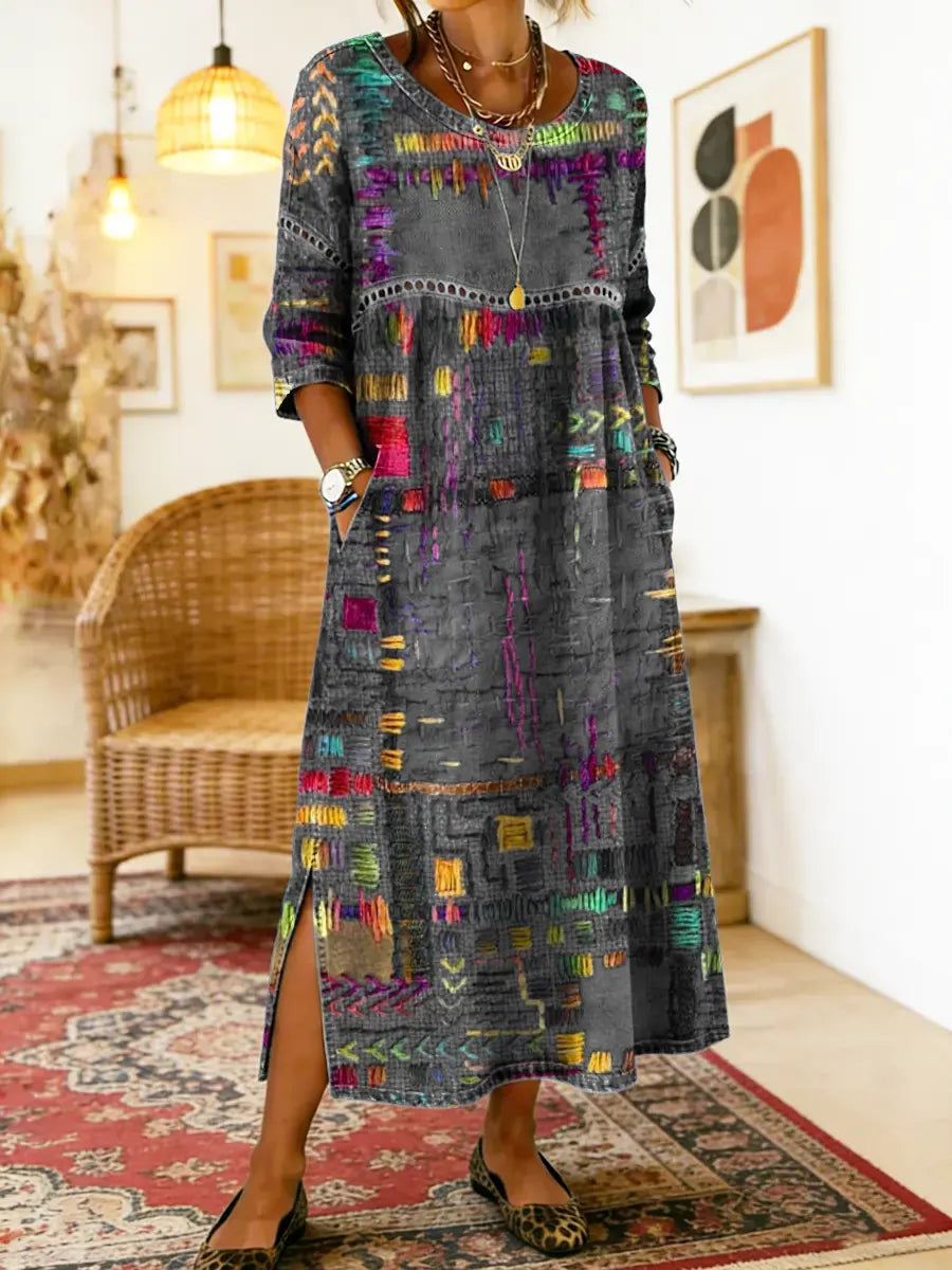 Robe imprimée Manuela de Danoir Paris avec patchwork ethnique, tissu léger rouge et motif coloré, portée avec manches longues.