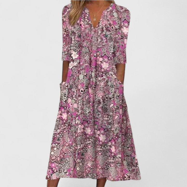 Robe d'été élégante Queenie de Danoir Paris, en tissu rouge, avec coupe fluide et détails raffinés, parfaite pour l'été.