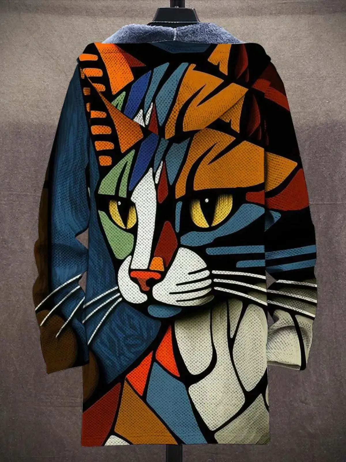 Cardigan de luxe Jindalee de Danoir Paris, inspiré par l'art, avec motifs colorés et détails élégants.
