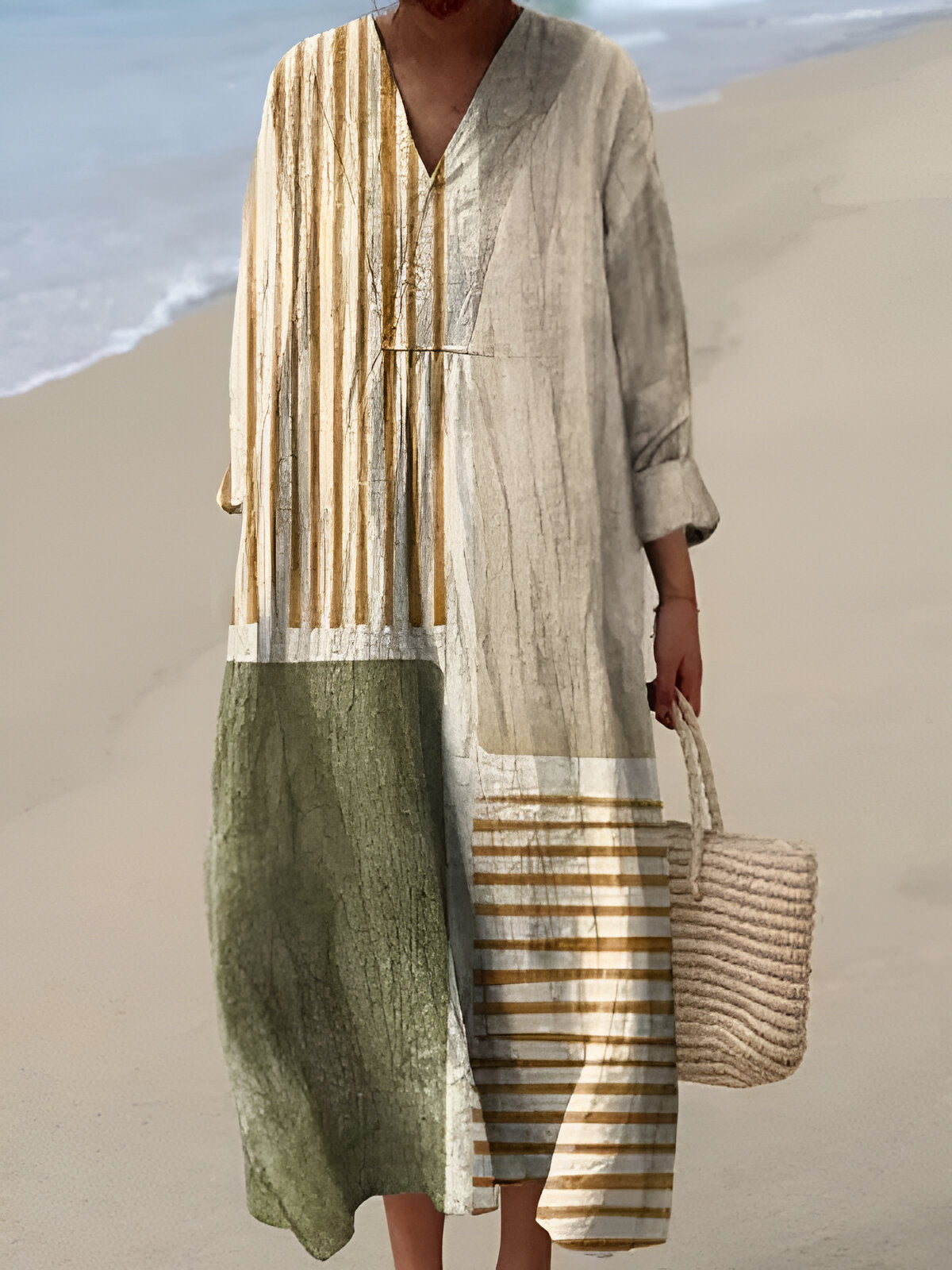 Robe d'été colorée Aleyna de Danoir Paris, robe légère en tissu vert avec motifs vibrants, idéale pour la saison estivale.
