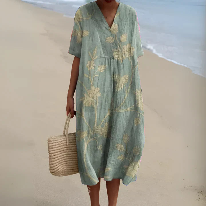 Robe d'été colorée Aleyna de Danoir Paris avec motif vibrant, portée sur mannequin, tissu léger et fluide, style estival.