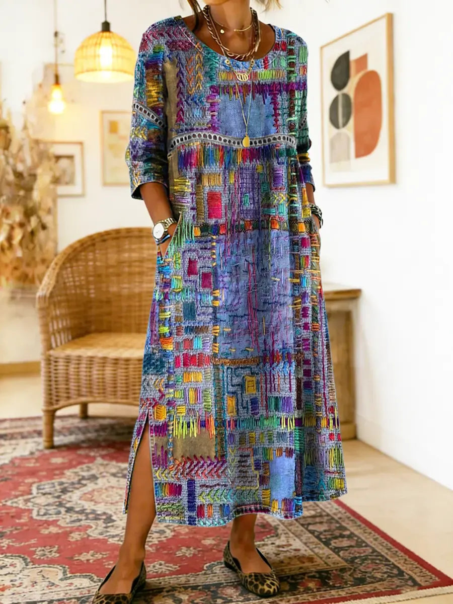 Robe en denim Manuela de Danoir Paris avec patchwork ethnique, rouge, coupe élégante et détails colorés visibles sur l'image.