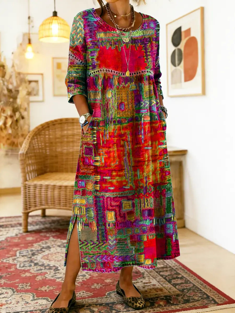 Robe en jean Manuela de Danoir Paris avec patchwork ethnique, coupe courte, couleur rouge, détails colorés et style décontracté.