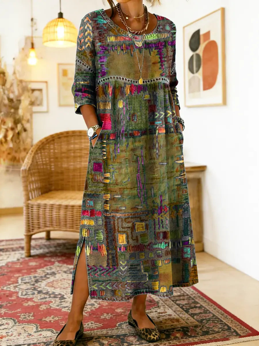Robe en denim rouge Manuela de Danoir Paris avec patchwork ethnique, vue de face, mettant en valeur les détails colorés et le style décontracté.