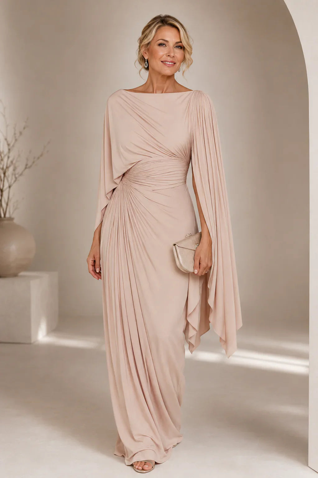 Robe longue rose Lyssa de Danoir Paris avec plis élégants, portée décontractée, vue de face.