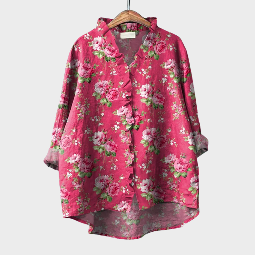Chemise d'été en lin Tara de Danoir Paris, coupe élégante, en tissu léger rose, portée comme vêtement léger et sophistiqué.