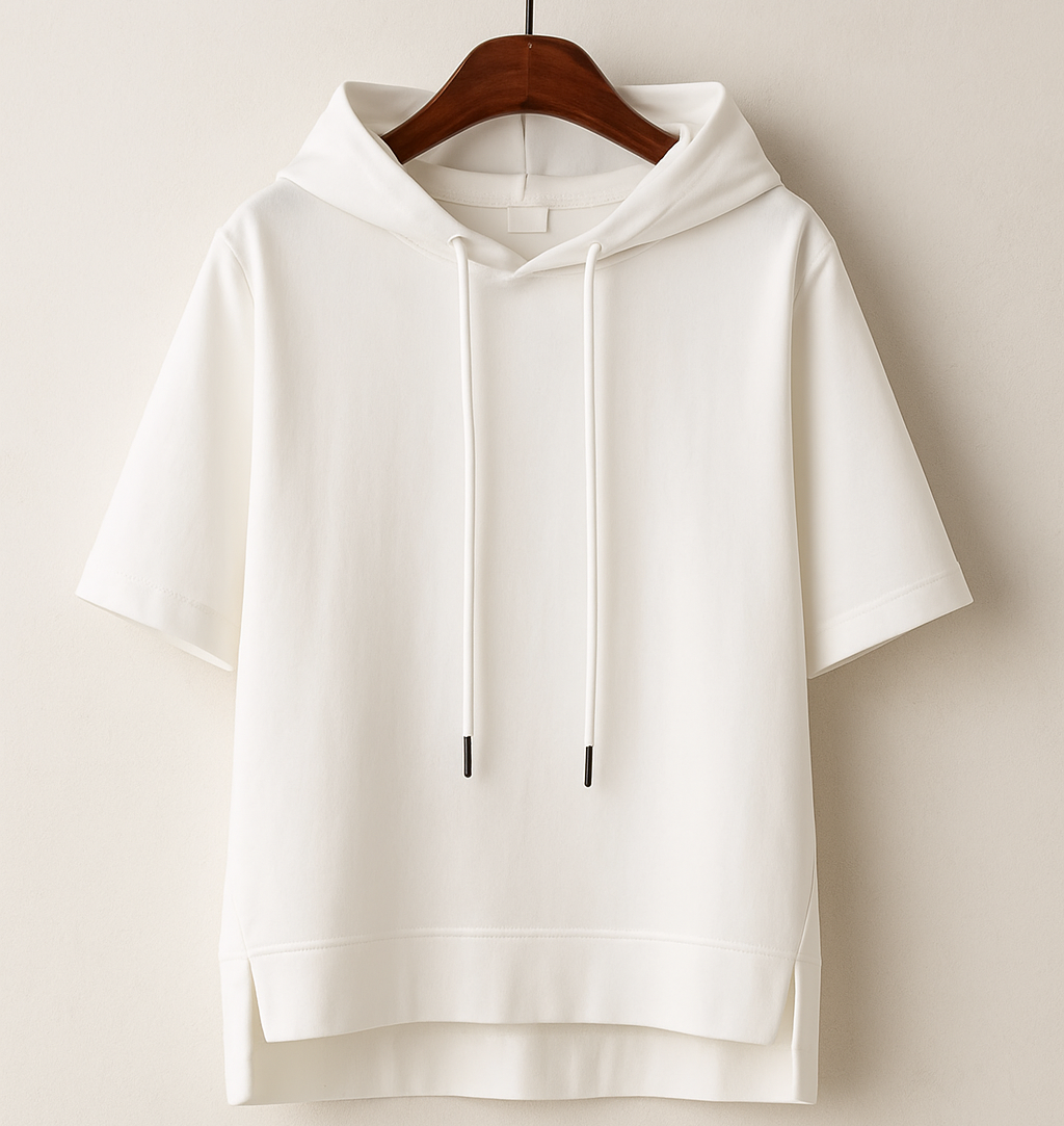 Sweat à capuche courte Alison de Danoir Paris en rose avec manches courtes, tissu doux et style décontracté.