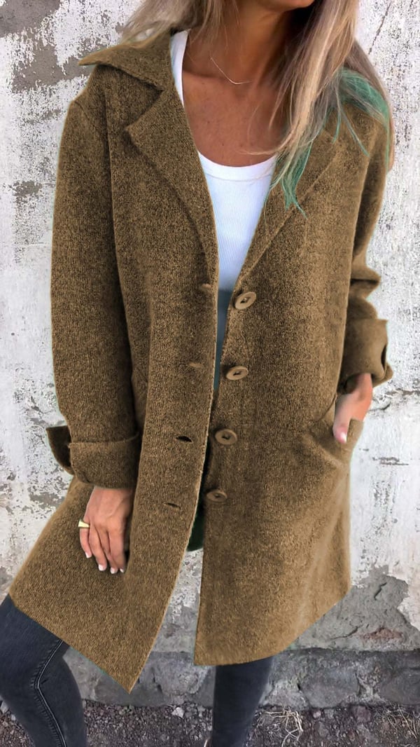 Manteau chic minimaliste Audrey de Danoir Paris en rose, vue de face avec détails élégants et coupe moderne.