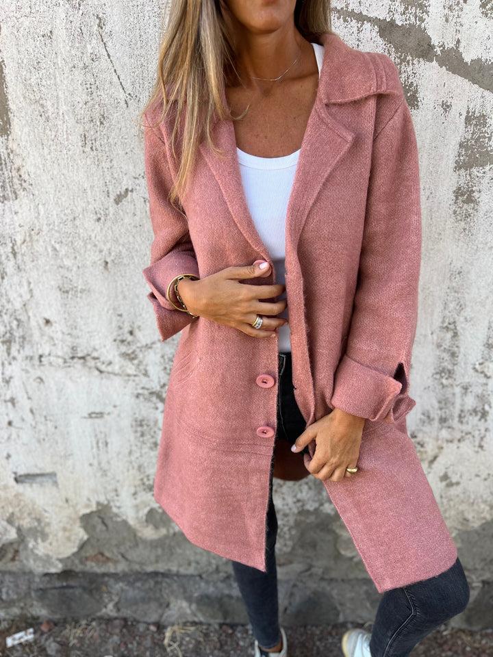Manteau chic minimaliste Audrey de Danoir Paris en tissu rose, élégant et moderne, porté sur un mannequin.