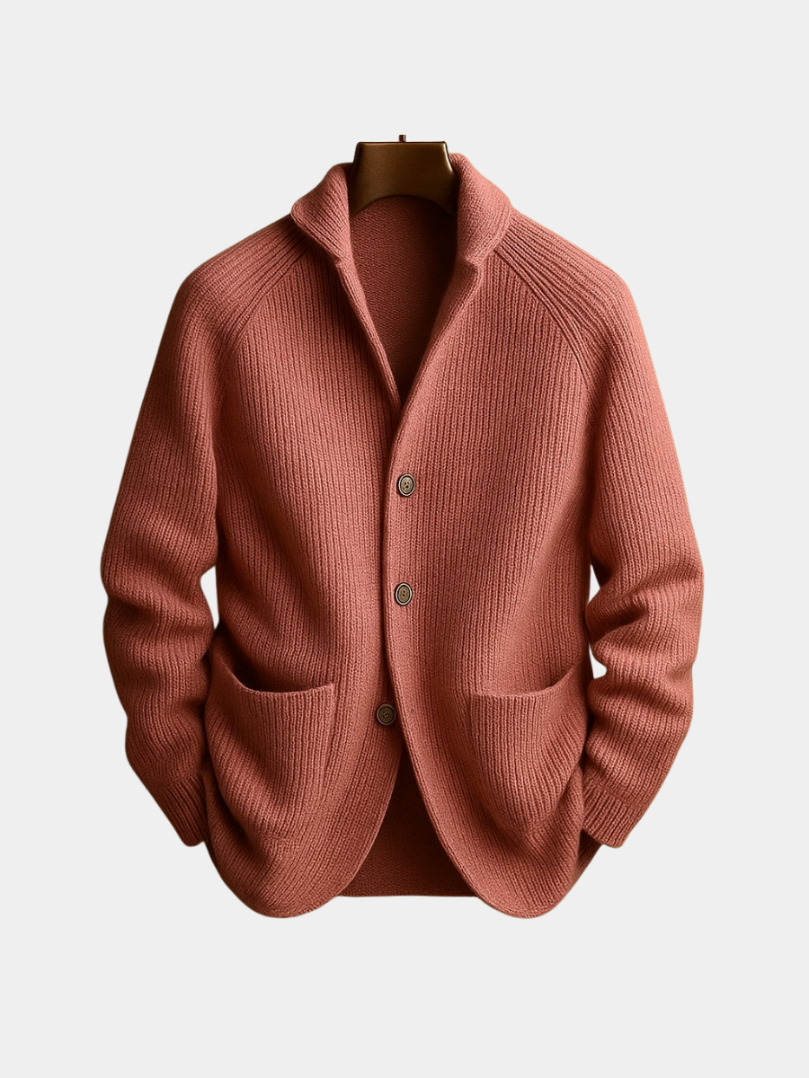 Cardigan pour homme en laine côtelée Danoir Paris, couleur rose, avec col en V et boutons, porté sur un mannequin.