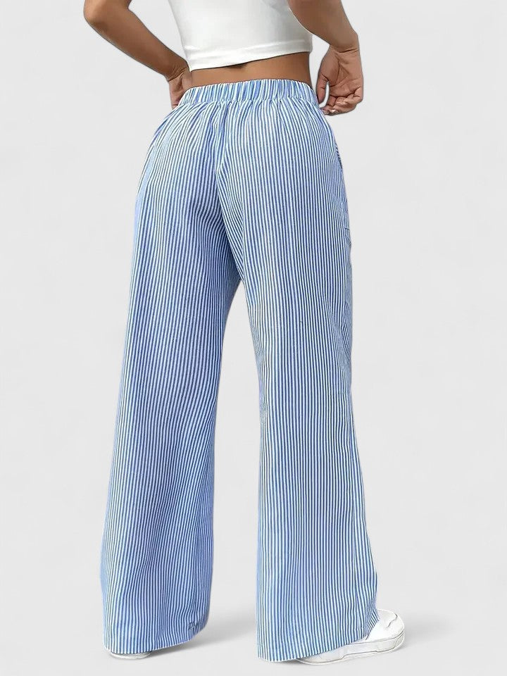 Pantalon large élégant Dominique de Danoir Paris, coupe fluide et tissu chic, porté en vue de profil sur fond neutre.