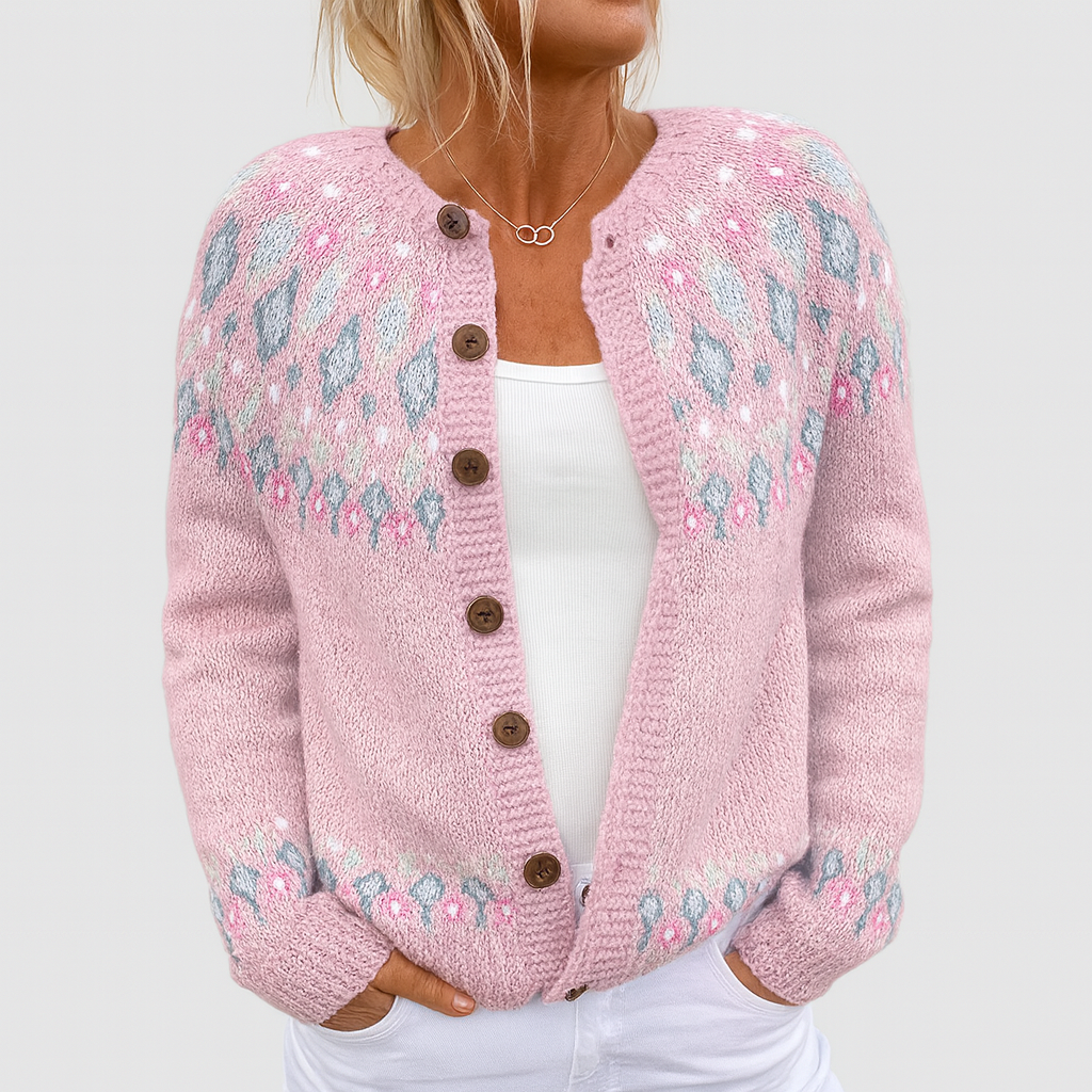 Cardigan tricoté lâche Danoir Paris Elva avec motif floral rose, doux et confortable, porté sur un modèle.
