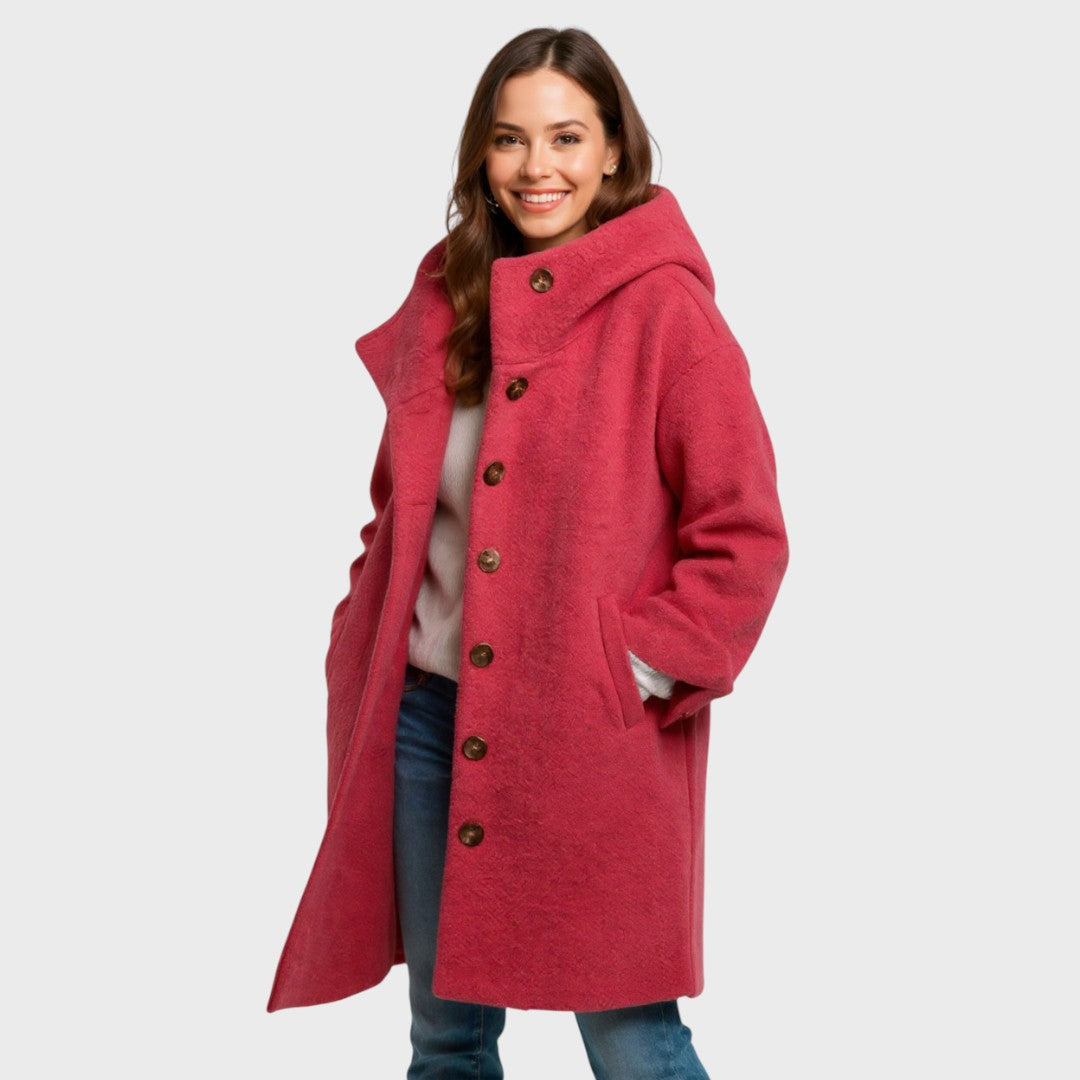 Manteau quotidien Freja de Danoir Paris, longueur moyenne, coupe confortable, couleur rose, porté sur un mannequin.