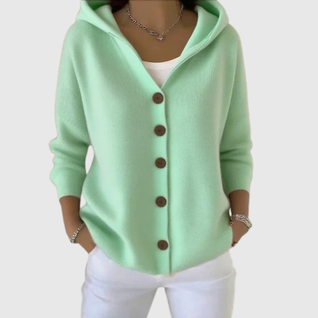 Cardigan élégant Joyce de Danoir Paris en rose, porté, avec détails fins et style sophistiqué pour femme.