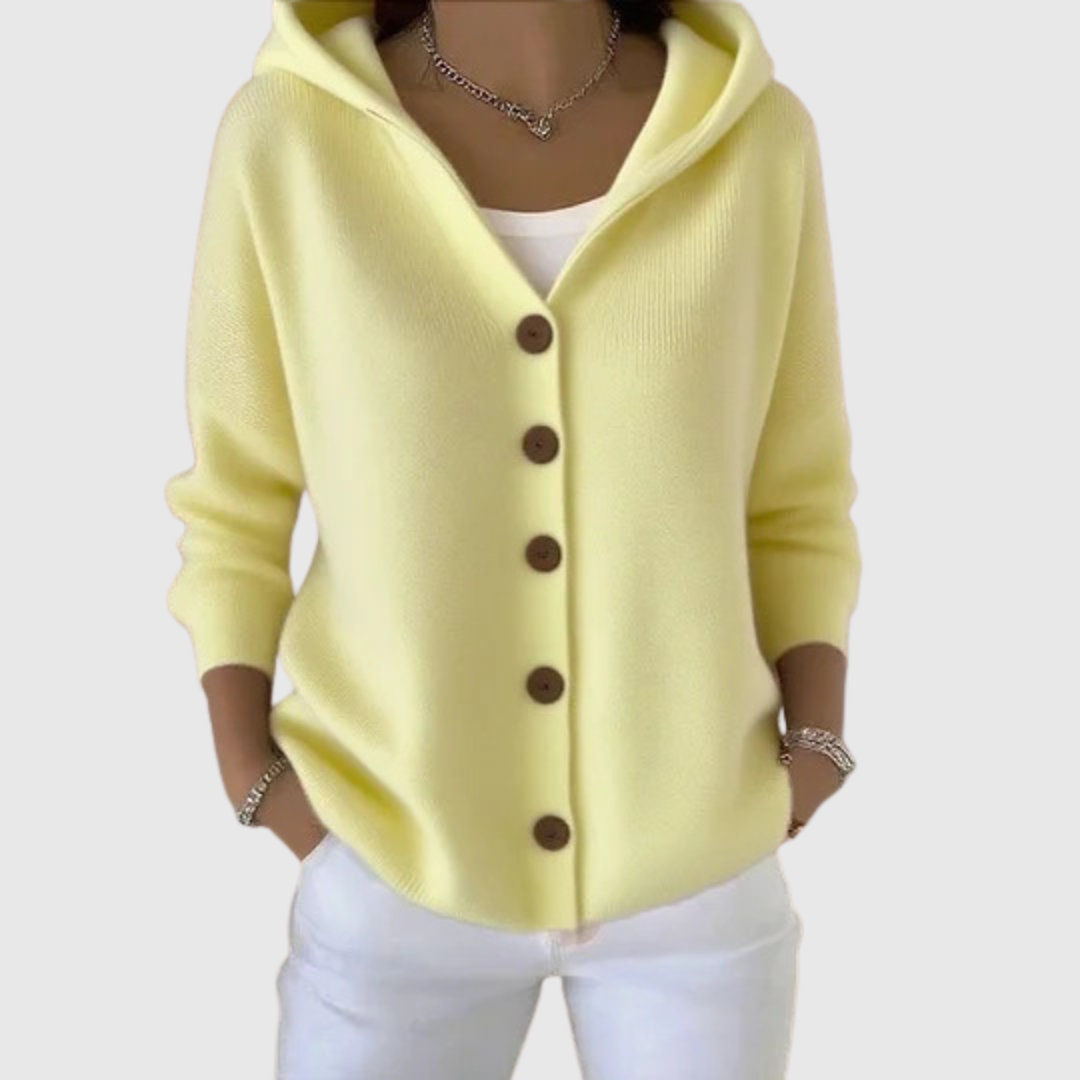 Cardigan élégant Joyce de Danoir Paris en rose, porté avec manches longues et coupe sophistiquée.