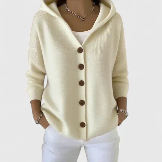 Cardigan élégant Joyce de Danoir Paris, en rose, porté sur un mannequin, détails de la texture en laine et finition soignée.