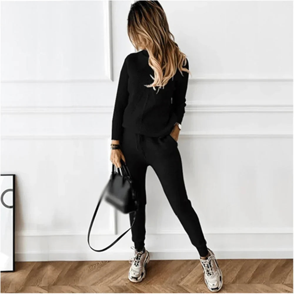 Survêtement luxe confortable Perrine de Danoir Paris en rose, avec veste et pantalon en tissu doux, idéal pour le sport ou la détente.