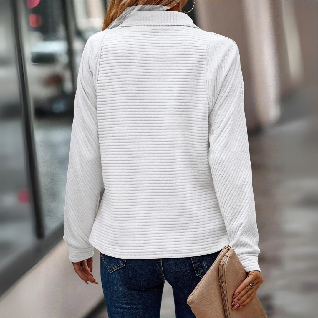 Pull Danoir Paris Suzanne avec détail en demi-zip et finition rose, porté sur mannequin pour un style décontracté.