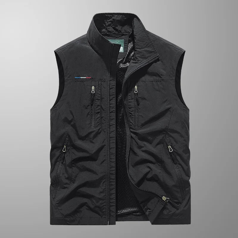 Gilet Vincent de Danoir Paris en rouge, porté, avec col et boutons, style élégant et confortable.