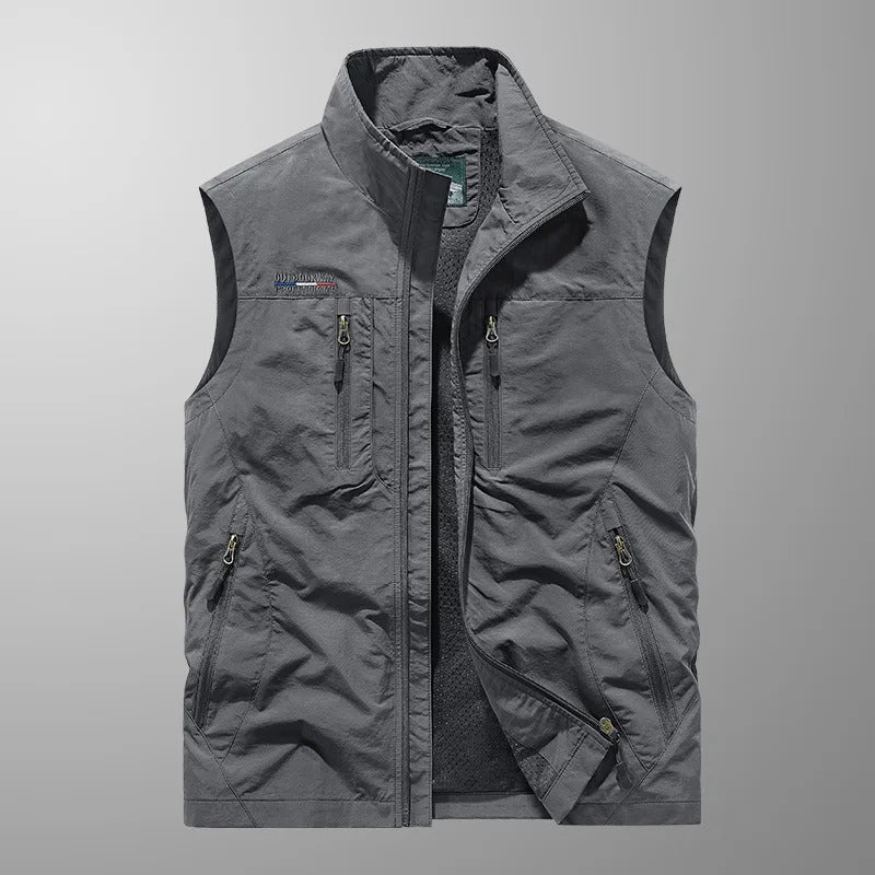 Gilet rouge Vincent de Danoir Paris, homme, tissu léger, porté sur chemise, détail de col et boutonnières visibles.