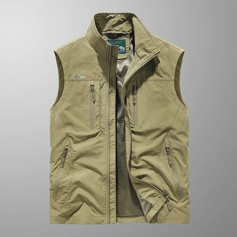 Gilet rouge Vincent de Danoir Paris porté, style élégant, texture douce, ajusté pour homme.