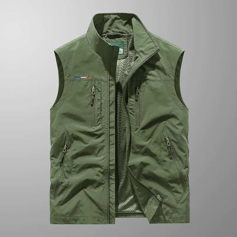 Gilet Vincent de Danoir Paris en rouge, en tissu doux, porté sur un fond neutre, détail en gros plan.