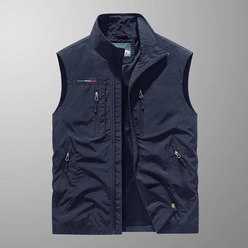 Gilet rouge Vincent de Danoir Paris, détail du tissu et coupe élégante, porté par un mannequin.