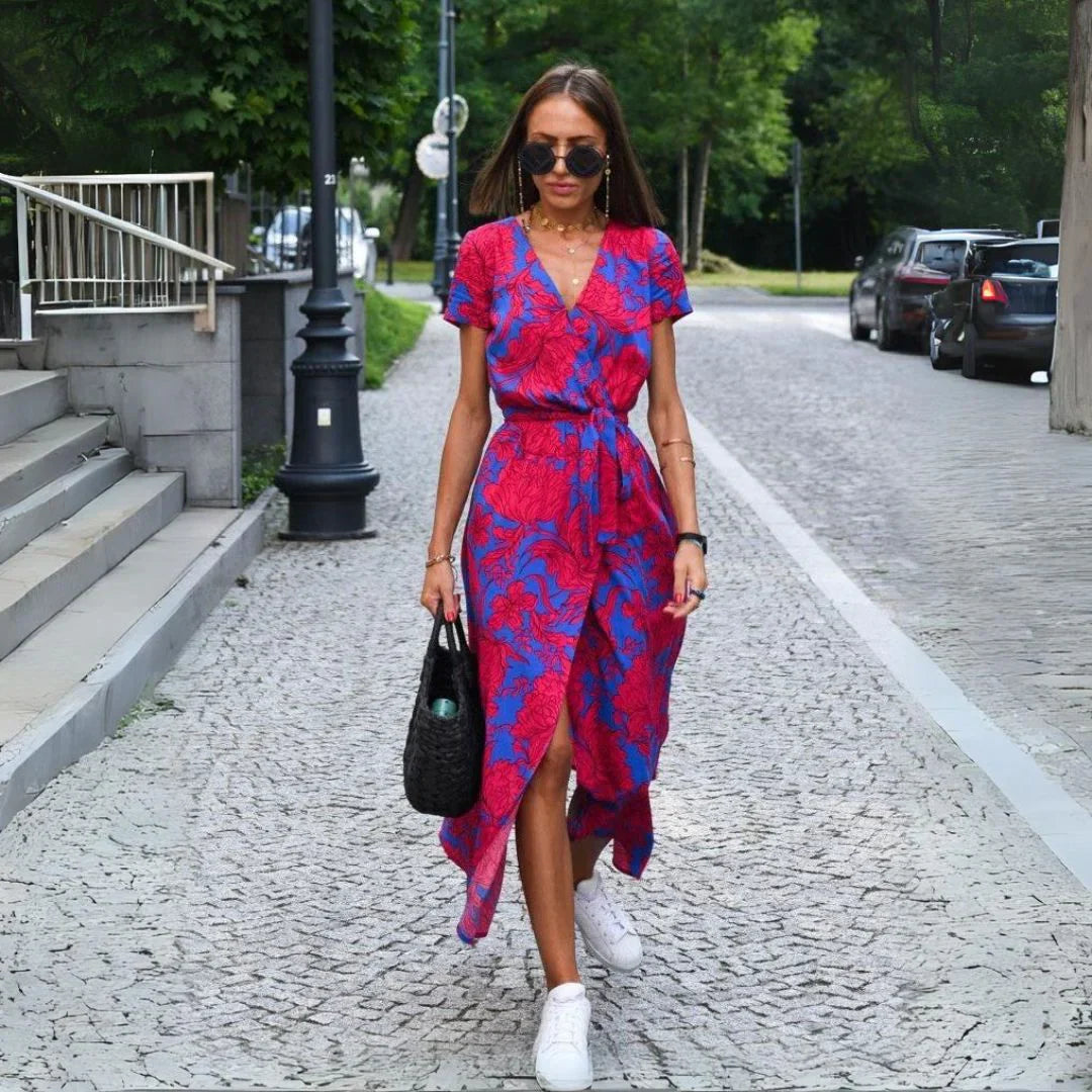 Robe élégante fluide Suzanne de Danoir Paris en tissu rouge et bleu, portée, avec détails sophistiqués et coupe fluide.