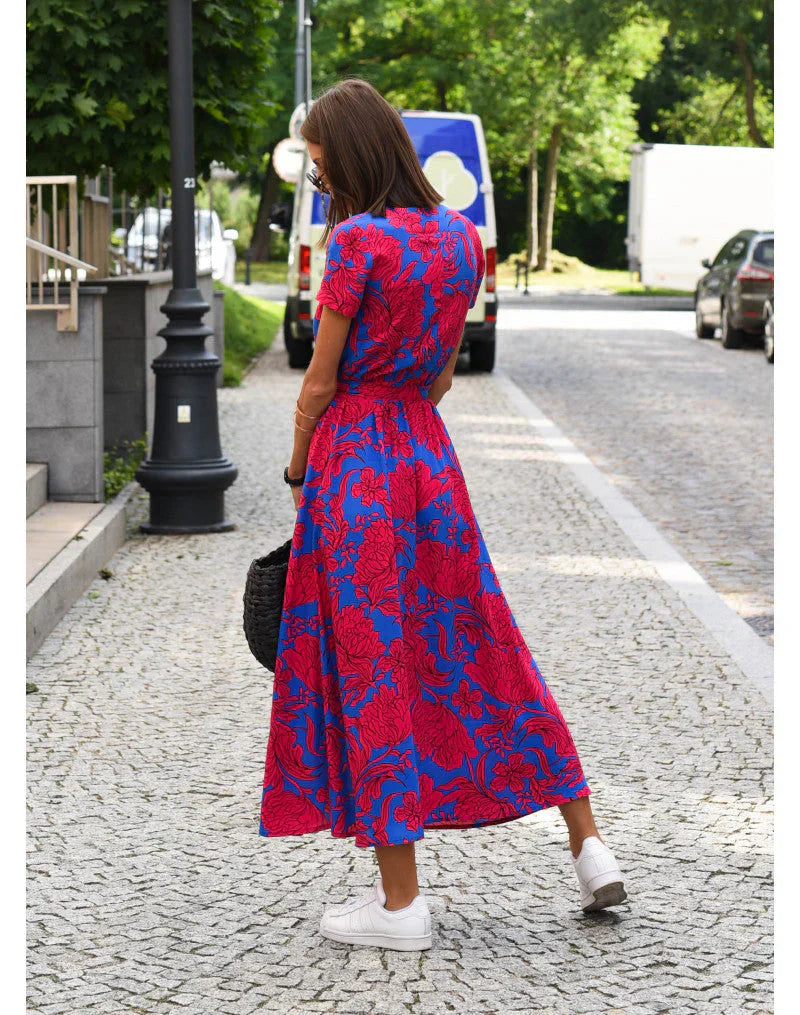 Robe fluide élégante Suzanne de Danoir Paris en tissu rouge et bleu, avec coupe sophistiquée et détails raffinés.
