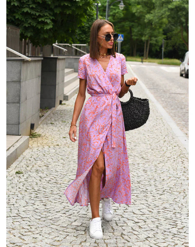 Robe élégante fluide Suzanne de Danoir Paris en tissu rouge et bleu, portée avec manches longues et coupe fluide.