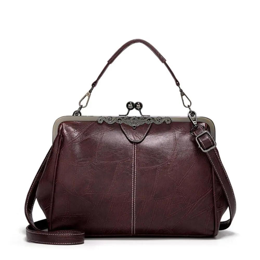 Sac vintage rouge Danoir Paris Mila avec fermoir à rabat élégant et design intemporel, en cuir sophistiqué.