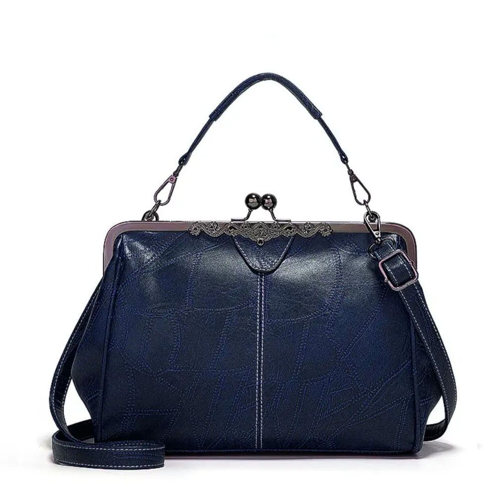Sac vintage Danoir Paris Mila en rouge avec fermoir à rabat élégant et design intemporel, visible avec détails sophistiqués.